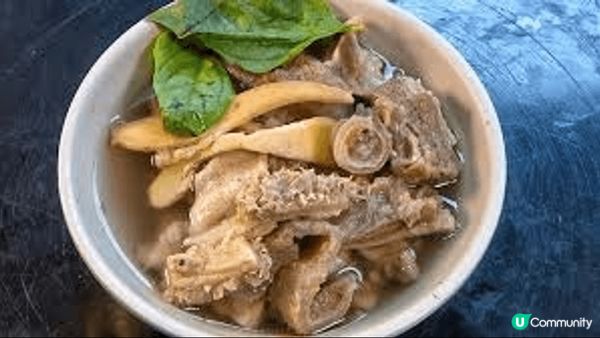 一碗牛雜裡面有牛沙瓜、金錢肚、草肚、牛展及牛腸等部位，經慢火...