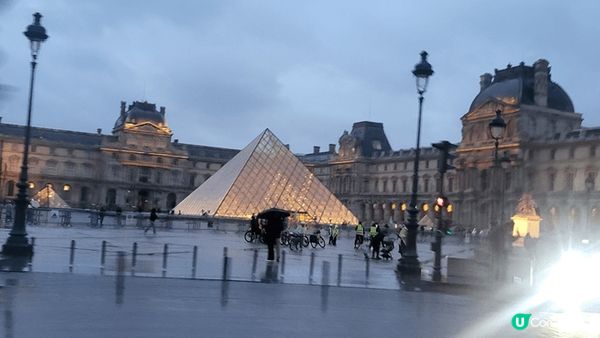 法國巴黎羅浮宮金字塔