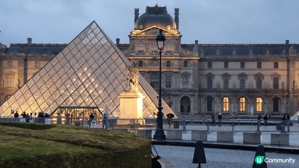 法國巴黎羅浮宮金字塔