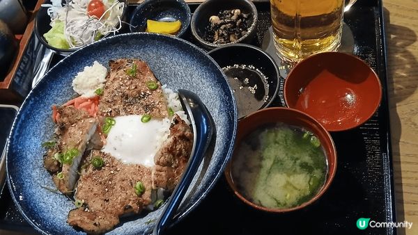 呢間日本餐廳搞曬入鄉隨俗，我地一入去，服務員就帶我地去坐榻榻...