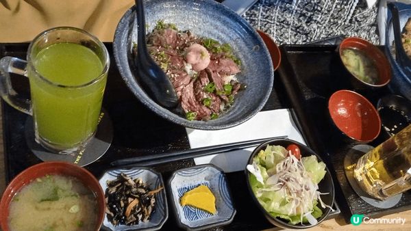 呢間日本餐廳搞曬入鄉隨俗，我地一入去，服務員就帶我地去坐榻榻...