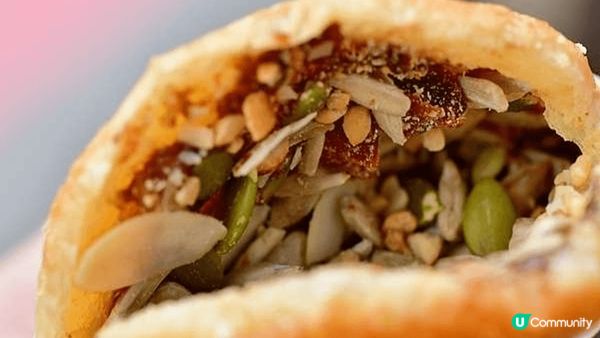 4種堅果黑糖餅包入葵瓜子、花生角、南瓜子、蔓越莓，裡頭還有滿...