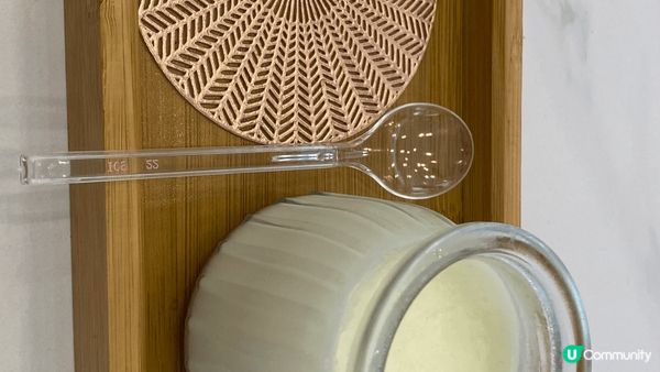 望見白白滑滑；