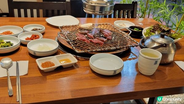 韓國美食。明洞韓燒,人參雞湯等。還有韓國小食生菓杯等。