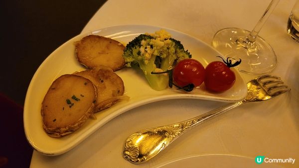 Amigo 不愧是傳統餐廳，食物美味。有隊表演，非常優雅，服...