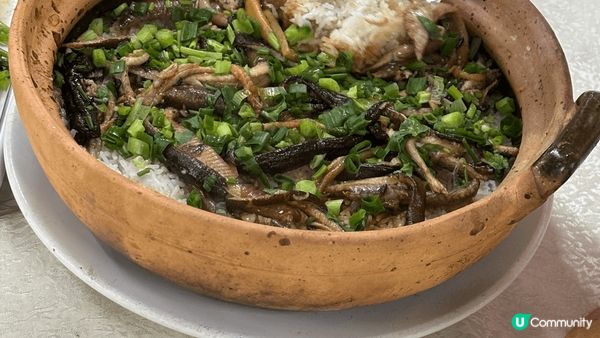 黃鱔煲仔飯有香香的飯焦，又有濃味的黃鱔肉，既傳統，又暖胃～
