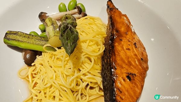 跑馬地馬場睇馬重有好野食！米紙夾住沙律， 米紙好脆好香！雞肉...