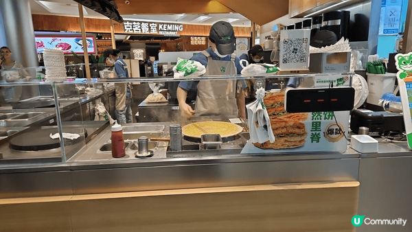 薄薄蛋餅外層，包覆熱騰騰肉肉香味，好味