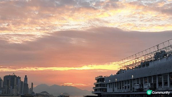 打風前一刻，不一樣的天空，也是太陽落山時間，好特別，留個紀念...