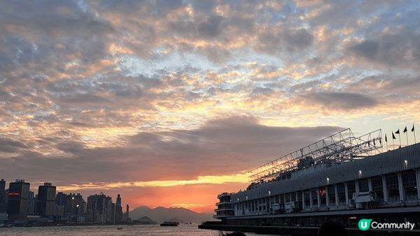打風前一刻，不一樣的天空，也是太陽落山時間，好特別，留個紀念...