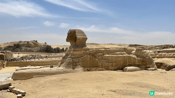 這張背影照攝於埃及吉薩高原，我站在壯觀的胡夫金字塔前，陽光將...