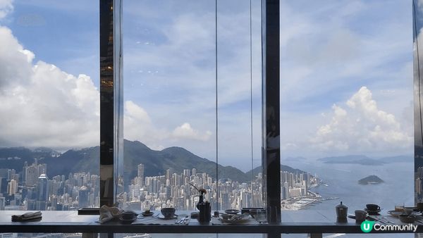 位置香港酒店Ritz-Carlton中的餐廳，能夠一邊享受食...