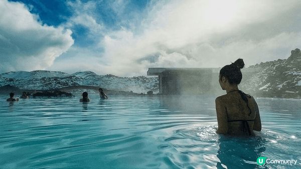 冰島藍湖是全世界最大的露天溫泉，邊泡澡一邊欣賞遠處山景絕對相...