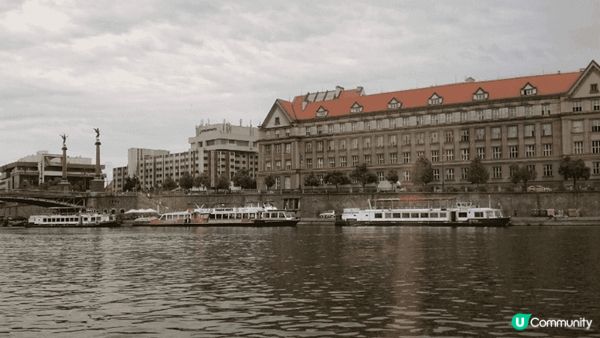 伏爾塔瓦河（Vltava River）是捷克最長的河流，全長...