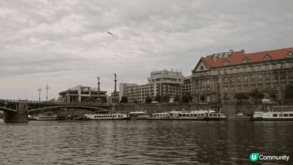 伏爾塔瓦河（Vltava River）是捷克最長的河流，全長...