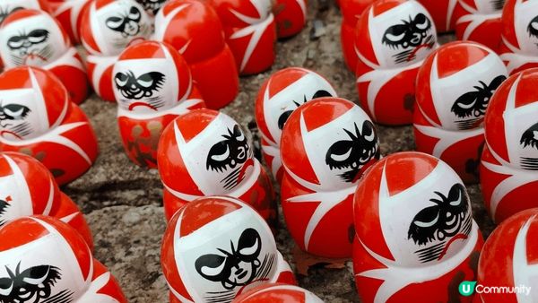 大阪嘅勝尾寺, 寺內擺滿咗唔同大細嘅達摩，當祈福者完成咗目標...