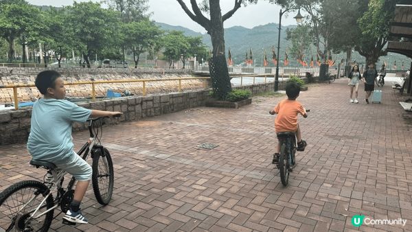 一家大細一早搭船入梅窩，天氣好好，維港好靚。去到踩單車，有啲...