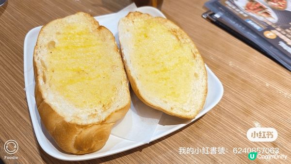 港式茶餐廳招牌奶油脆豬，炸乳鴿都有得食。再加個厚切豬扒，鬆軟...