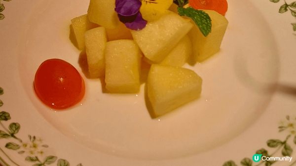 去左深圳一間融合菜，三人去食都係三百港纸左右，超好食，環境又...