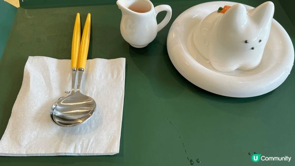 第一張是在韓國的甜品店拍的，是小兔形狀的甜品。第二和第三張是...