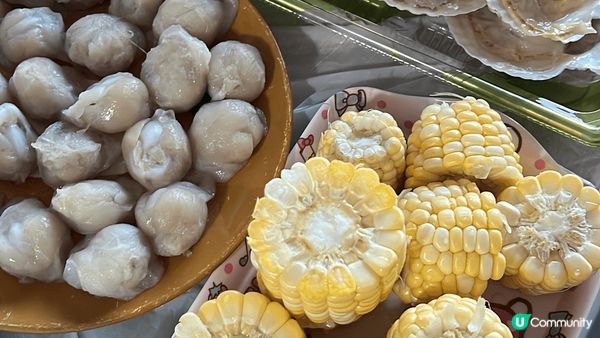 第一張是在韓國的甜品店拍的，是小兔形狀的甜品。第二和第三張是...