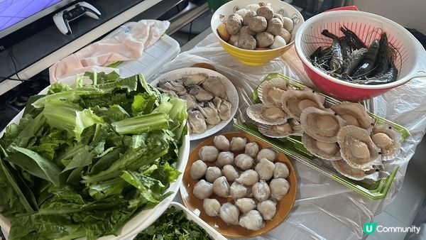 第一張是在韓國的甜品店拍的，是小兔形狀的甜品。第二和第三張是...