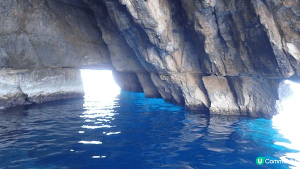 馬耳他位於地中海中部，最有名的藍洞，洞內光線折射 海面上形成...
