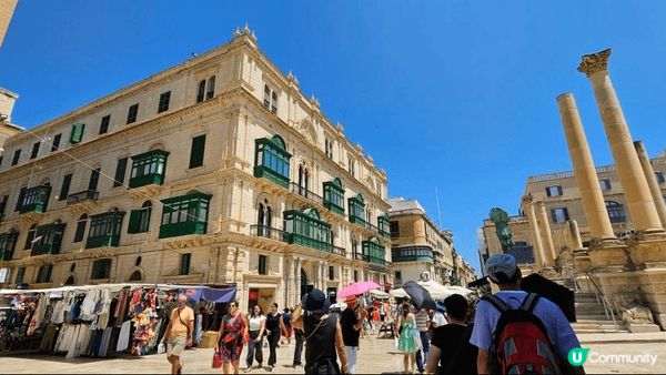 馬耳他位於地中海中部，最有名的藍洞，洞內光線折射 海面上形成...