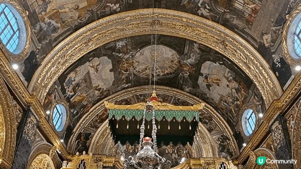 馬耳他位於地中海中部，最有名的藍洞，洞內光線折射 海面上形成...