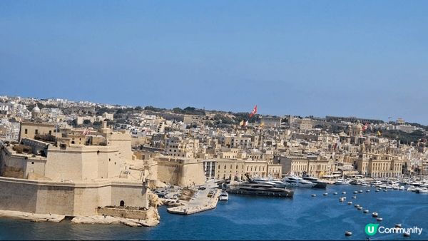 馬耳他位於地中海中部，最有名的藍洞，洞內光線折射 海面上形成...