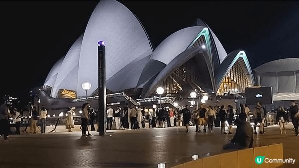 澳洲悉尼歌劇院，是必到景點之一，晚上迫滿旅客到來拍照打卡👍。...