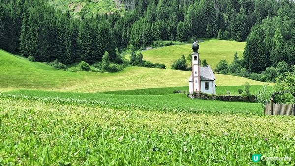 St. John Church位於意大利北部小鎮，背後是壯麗...