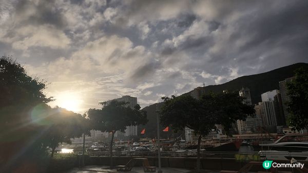 在鴨脷洲海濱長廊漫步，沿途可以欣賞避風塘的美麗景色，令人心曠...