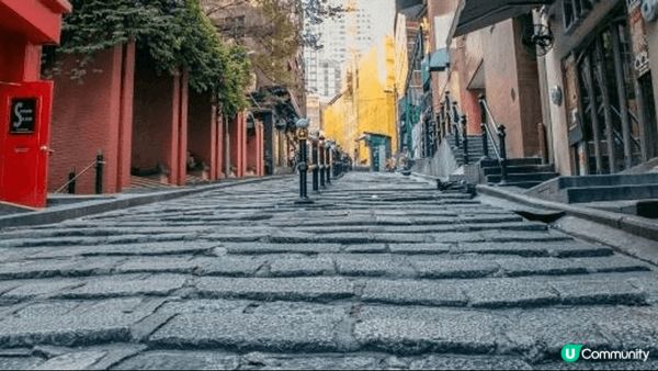 中環石板街，石板街正名為砵典乍街，因鋪滿凹凸不平的石板而命名...