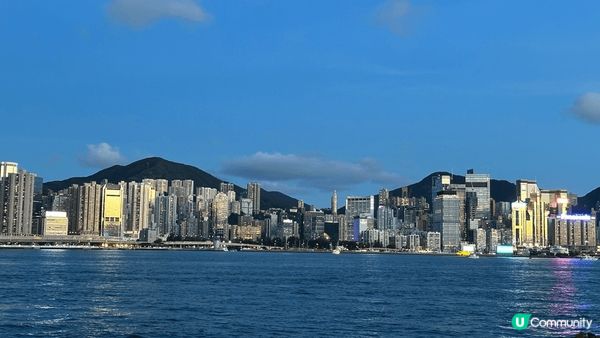 維港的景色永遠都是最美麗，罕有地配著藍藍的天空，感覺很舒服。...