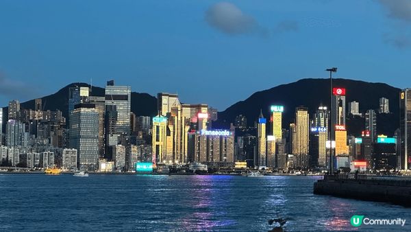 維港的景色永遠都是最美麗，罕有地配著藍藍的天空，感覺很舒服。...