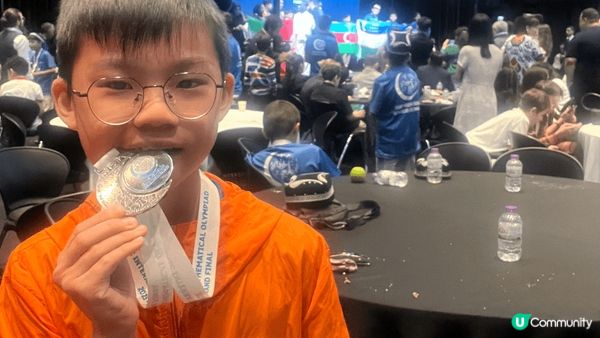 兒子代表香港出賽2025土耳其國際數學奧林匹克比賽，並獲得銀...