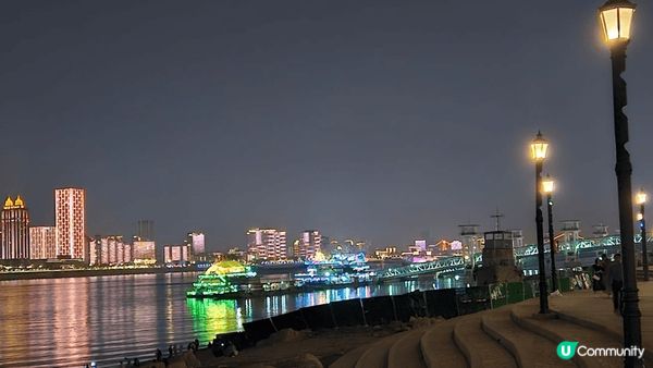 這裡是武漢，有櫻花可以觀賞. 你可以欣賞武漢河的晝夜不同景色...