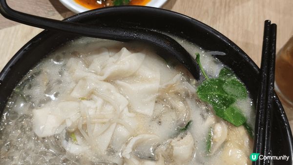 譚仔三哥的蕃茄肥牛金菇米線，湯底酸甜濃郁，肥牛軟嫩入味，金菇...