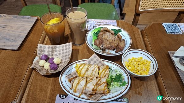 那個滷排骨便當，古早蛋餅，地瓜球。和平飯店炒飯，排骨麵 。豆...