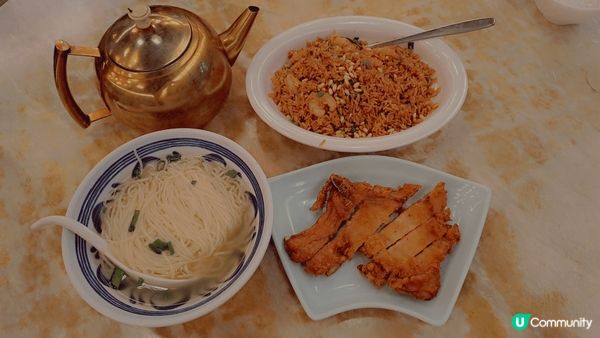 那個滷排骨便當，古早蛋餅，地瓜球。和平飯店炒飯，排骨麵 。豆...