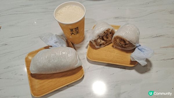那個滷排骨便當，古早蛋餅，地瓜球。和平飯店炒飯，排骨麵 。豆...
