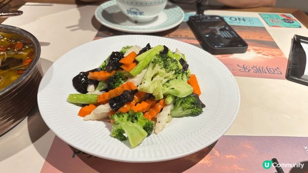 有酸辣鮮香的魚鍋、清炒時蔬以及烤羊排配玉米