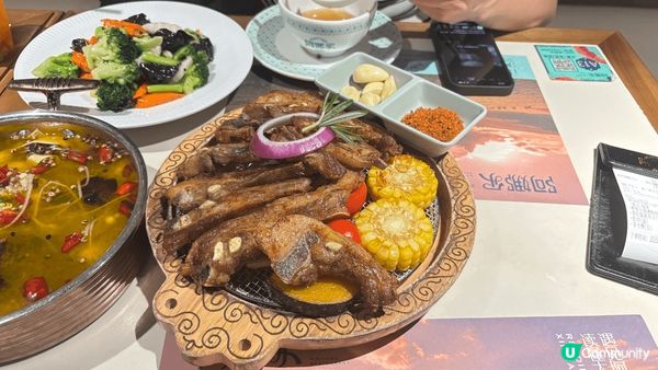 有酸辣鮮香的魚鍋、清炒時蔬以及烤羊排配玉米