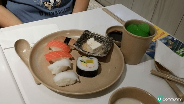 這是大澳十分出名海上餐廳, 其炒海鮮十分新鮮惹味 第二及三張...