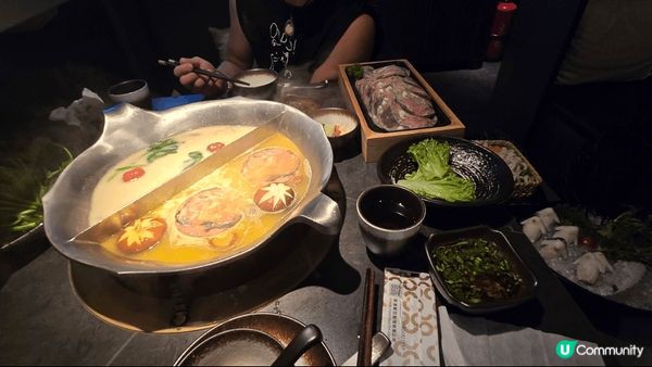 湊湊火鍋的台式養生火鍋，湯底種類多、材料十分豐富，再加上新鮮...