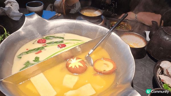 湊湊火鍋的台式養生火鍋，湯底種類多、材料十分豐富，再加上新鮮...