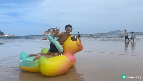 我想介紹既地方係石澳泳灘，設施充足，有很多沙灘用品租用