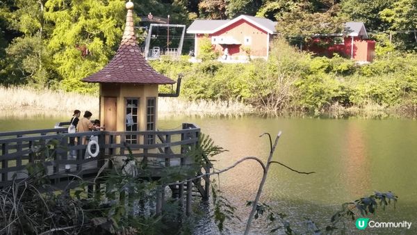 這是日本姆明谷的一角河岸，呈現了卡通片姆明居住的環境，十分清...