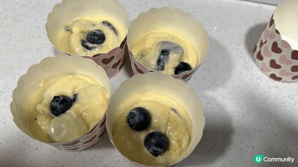自家製嘅藍莓Muffin、芝麻包，雖然只整少少唔合乎經濟效益...